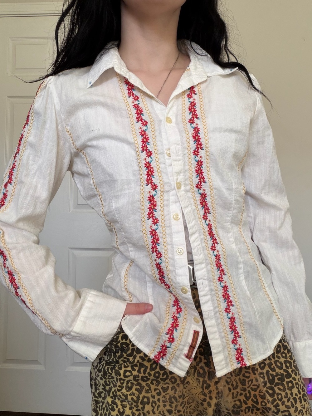 Johnny was Women’s White Embroidered Button-Up Top Medium